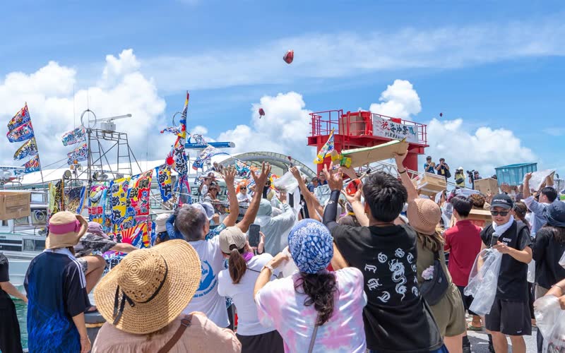 海神祭で船を見送る人々